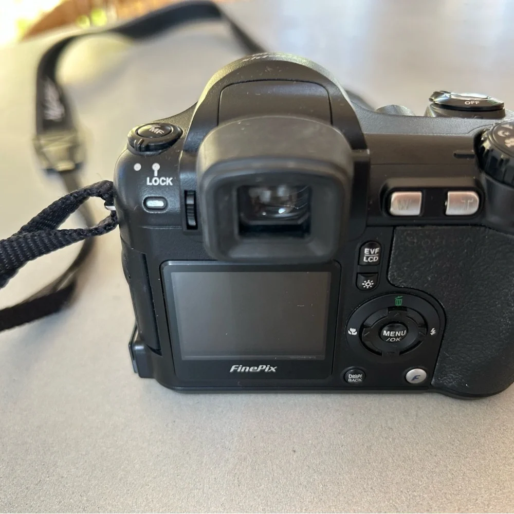 Fujifilm FinePix S5200 10x Zoom Digital Camera Black 5MP Good Condition Strap